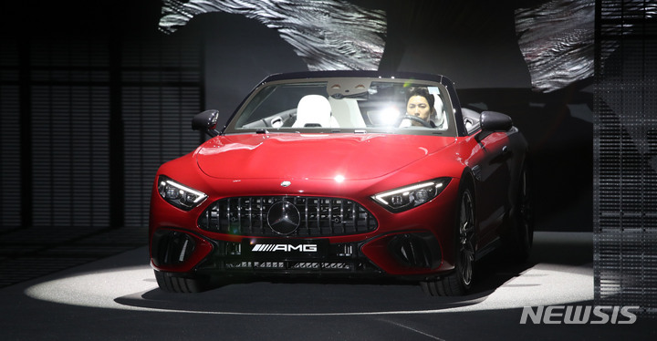[고양=뉴시스] 김선웅 기자 = 메르세데스-벤츠가 30일 경기 고양시 킨텍스에서 열린 2023 서울모빌리티쇼 미디어데이 행사에서 AMG-SL을 공개하고 있다. 2023.03.30. mangusta@newsis.com