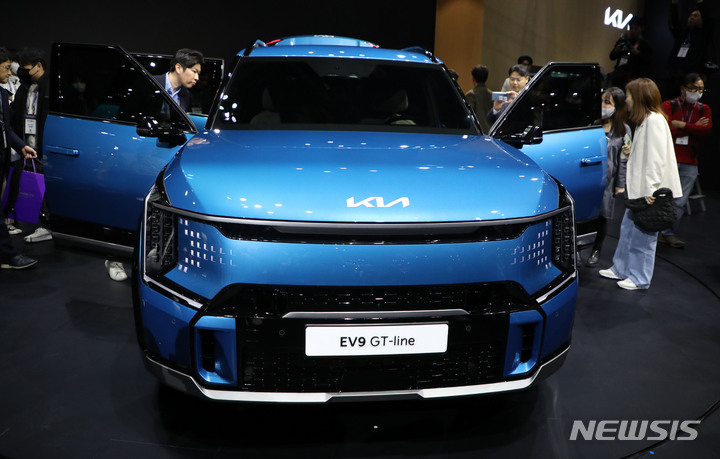 [고양=뉴시스] 김선웅 기자 = 기아가 30일 경기 고양시 킨텍스에서 열린 2023 서울모빌리티쇼 미디어데이 행사에서 첫 대형 전동화 SUV 모델인 '더 기아 EV9'를 공개하고 있다. 2023.03.30. mangusta@newsis.com