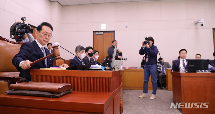 [서울=뉴시스] 고범준 기자 = 김도읍 국회 법제사법위원회 위원장이 30일 오전 서울 여의도 국회에서 열린 법제사법위원회 전체회의에서 의사봉을 두드리고 있다. 2023.03.30. bjko@newsis.com