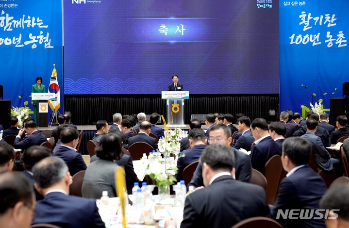 [무안=뉴시스] 이창우 기자=김영록 전남도지사가 30일 무안군 남악스카이웨딩컨벤션에서 열린 2023 전남농협 조합장 한마음대회에서 인사말을 하고 있다. (사잔=전남도 제공) 2023.03.30. photo@newsis.com *재판매 및 DB 금지