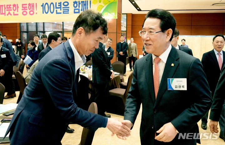 [무안=뉴시스] 이창우 기자=김영록 전남도지사(오른쪽)가 30일 무안군 남악스카이웨딩컨벤션에서 열린 2023 전남농협 조합장 한마음대회에서 참석자들과 인사를 나누고 있다. 2023.03.30. photo@newsis.com *재판매 및 DB 금지