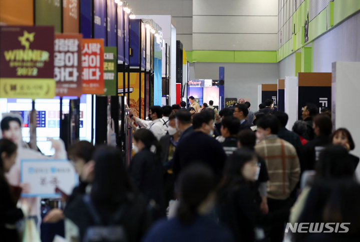 [서울=뉴시스] 고승민 기자 = 30일 서울 코엑스에서 열린 IFS 프랜차이즈 창업박람회를 찾은 예비창업자들이 부스를 둘러보고 있다. 2023.03.30. kkssmm99@newsis.com