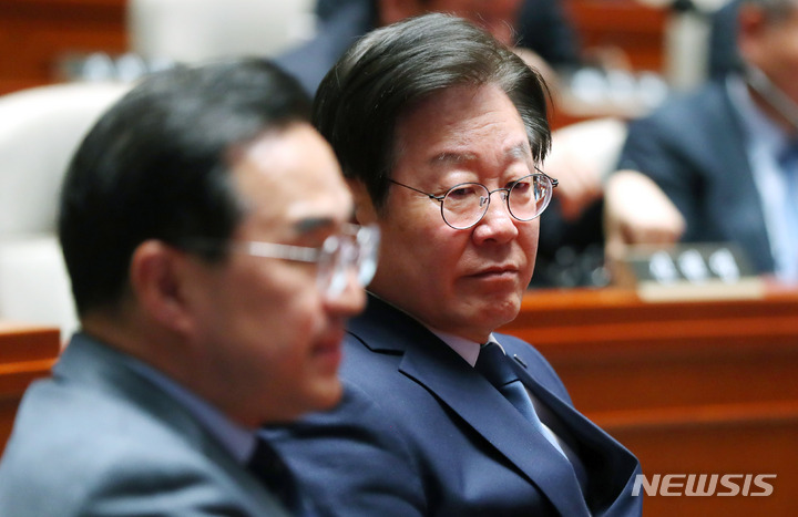 [서울=뉴시스] 추상철 기자 = 이재명 더불어민주당 대표가 30일 오후 서울 여의도 국회에서 열린 의원총회에 참석해 있다. 2023.03.30. scchoo@newsis.com