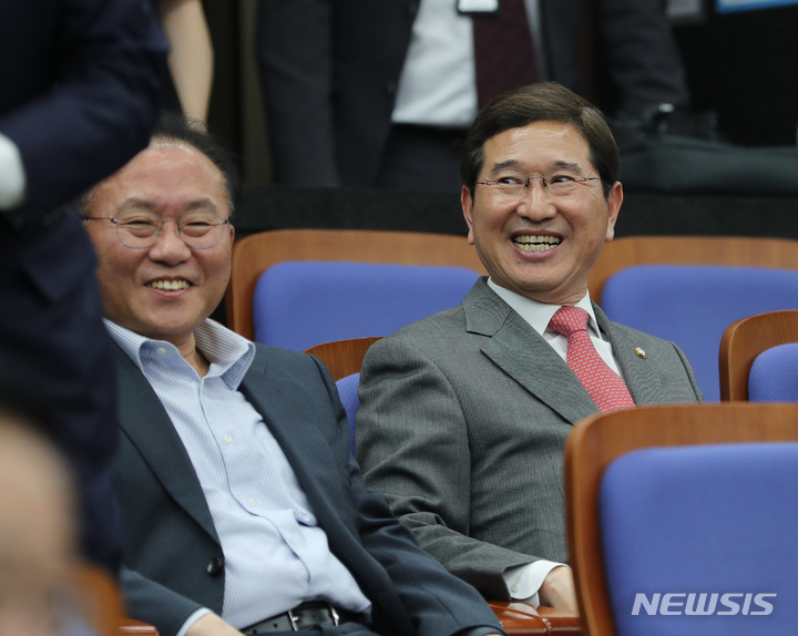 [서울=뉴시스] 전진환 기자 = 국민의힘 김학용, 윤재옥 의원이 30일 오전 서울 여의도 국회에서 열린 의원총회에 자리하고 있다. 2023.03.30. amin2@newsis.com