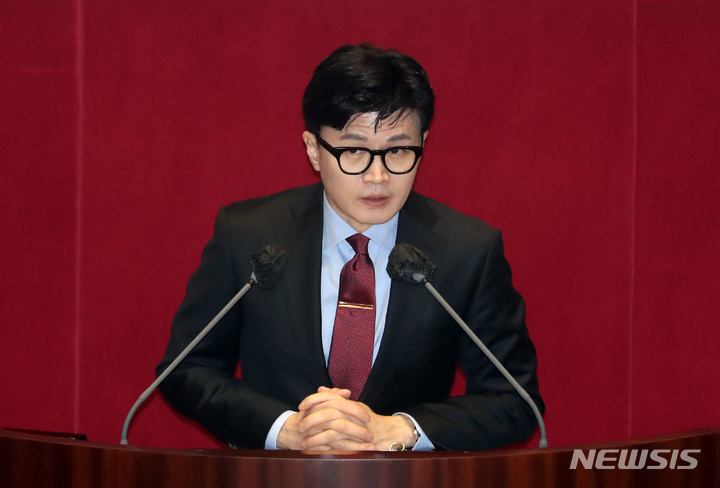 [서울=뉴시스] 이영환 기자 = 한동훈 법무부 장관이 30일 오후 서울 여의도 국회 본회의장에서 열린 제404회 국회(임시회) 제2차 본회의에 참석해 하영제 국민의힘 의원에 대한 체포동의요청 이유 설명을 하고 있다. 2023.03.30. 20hwan@newsis.com