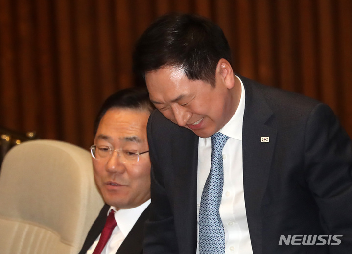 [서울=뉴시스] 이영환 기자 = 김기현 국민의힘 대표가 30일 오후 서울 여의도 국회 본회의장에서 열린 제404회 국회(임시회) 제2차 본회의에서 주호영 원내대표와 대화를 마친 후 자리에 앉고 있다. 2023.03.30. 20hwan@newsis.com