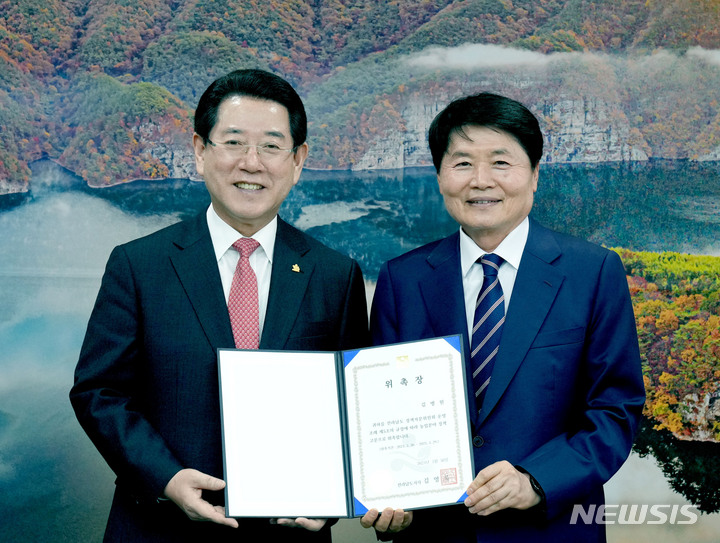 [ 무안=뉴시스] 김영록 전남도지사(왼쪽)가 30일 도청 접견실에서 김병원 전 농협중앙회장을 도 신규 정책고문으로 위촉한 후 기념촬영을 하고 있다. (사진=전남도 제공) 2023.03.30. photo@newsis.com