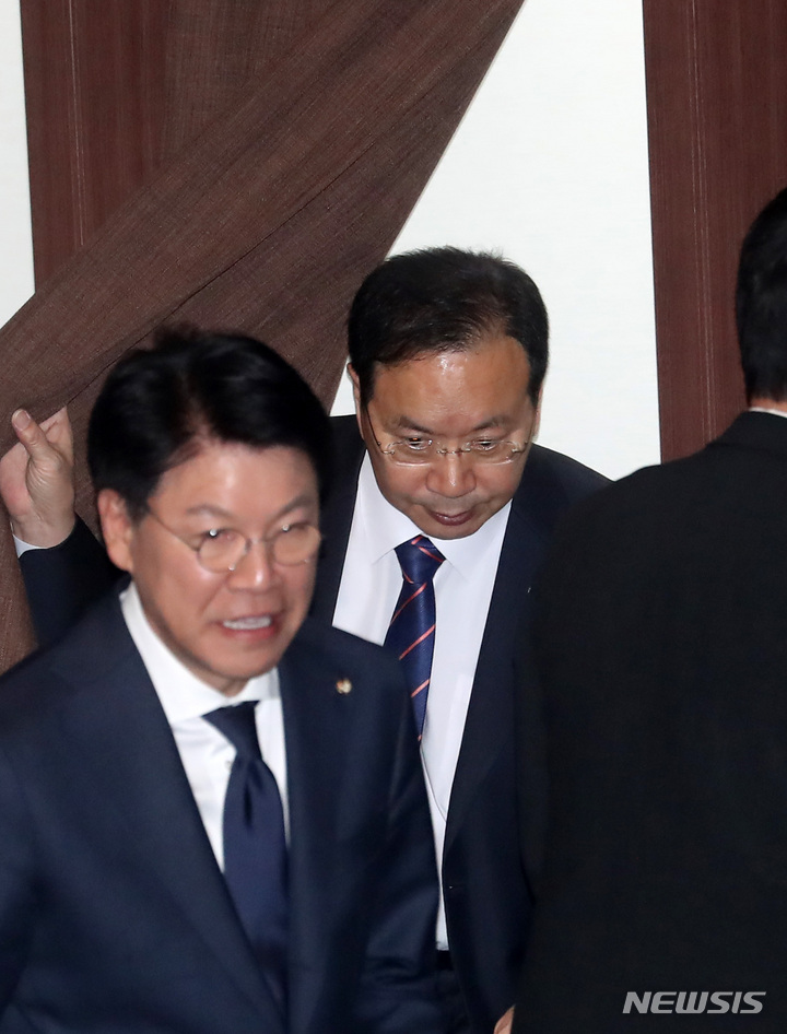 [서울=뉴시스] 이영환 기자 = 하영제 국민의힘 의원이 30일 오후 서울 여의도 국회 본회의장에서 열린 제404회 국회(임시회) 제2차 본회의에 참석해 본인에 대한 체포동의요청안 관련 무기명 투표를 마친 후 이동하고 있다. 2023.03.30. 20hwan@newsis.com