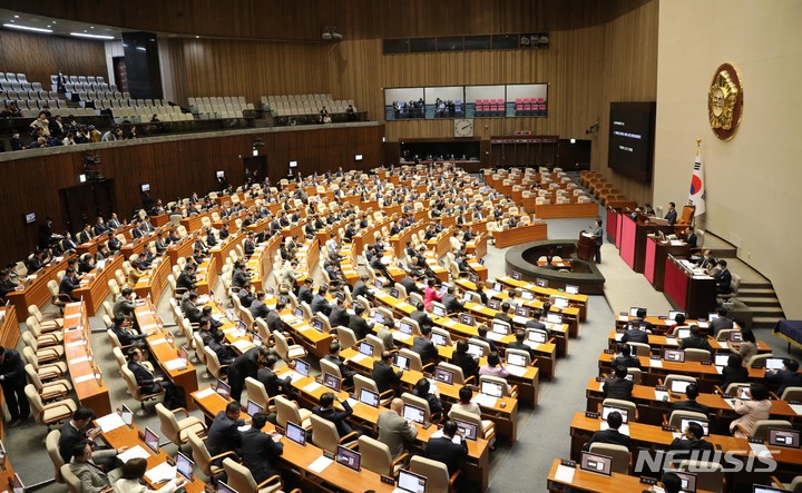 [서울=뉴시스] 고범준 기자 = 남인순 국회 정치개혁특별위원회 위원장이 30일 오후 서울 여의도 국회 본회의장에서 열린 제404회 국회(임시회) 제2차 본회의에서 국회의원 선거제도 개선에 관한 결의안 관련 제안설명을 하고 있다. 2023.03.30. bjko@newsis.com