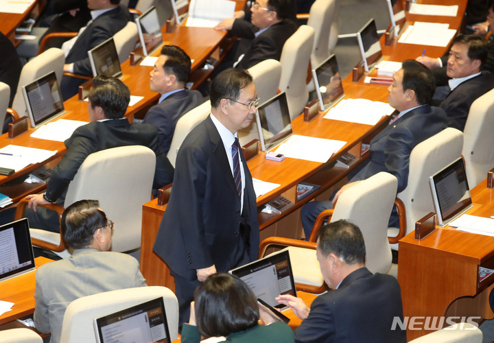 [서울=뉴시스] 이영환 기자 = 하영제 국민의힘 의원이 30일 오후 서울 여의도 국회 본회의장에서 열린 제404회 국회(임시회) 제2차 본회의에 참석해 본인에 대한 체포동의요청안 관련 신상발언을 마친 후 자리로 이동하고 있다. 2023.03.30. 20hwan@newsis.com