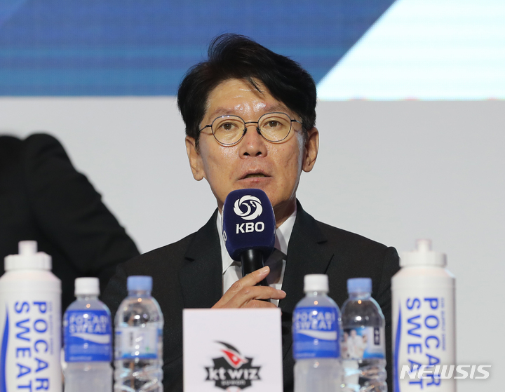 [서울=뉴시스] 김금보 기자 = 이강철 KT 위즈 감독이 30일 오후 서울 용산구 그랜드하얏트서울에서 열린 '2023 KBO 미디어데이'에서 각오를 말하고 있다. 2023.03.30. kgb@newsis.com