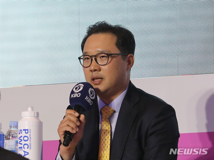 [서울=뉴시스] 김금보 기자 = 박진만 삼성 라이온즈 감독이 30일 오후 서울 용산구 그랜드하얏트서울에서 열린 '2023 KBO 미디어데이'에서 각오를 말하고 있다. 2023.03.30. kgb@newsis.com