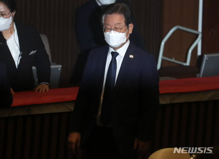 [서울=뉴시스] 이영환 기자 = 이재명 더불어민주당 대표가 30일 오후 서울 여의도 국회 본회의장에서 열린 제404회 국회(임시회) 제2차 본회의에 참석해 자리에 하영제 국민의힘 의원에 대한 체포동의안 표결을 마친 후 자리로 향하고 있다. 2023.03.30. 20hwan@newsis.com