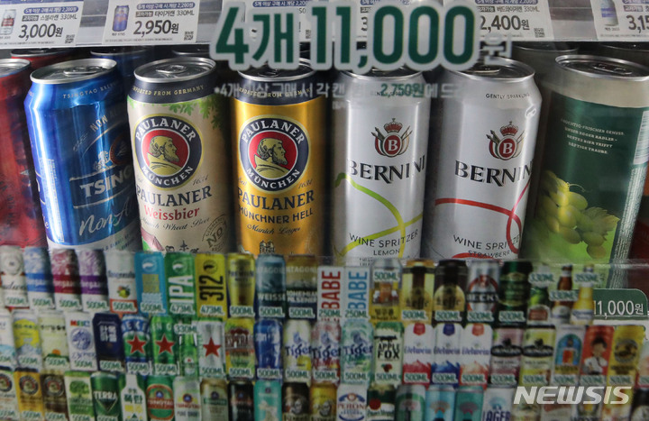 [서울=뉴시스] 권창회 기자 = 사진은 서울 시내 편의점에 진열된 수입맥주. 2023.03.30. kch0523@newsis.com