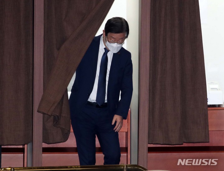 [서울=뉴시스] 고범준 기자 = 이재명 더불어민주당 대표가 30일 오후 서울 여의도 국회 본회의장에서 열린 제404회 국회(임시회) 제2차 본회의에서 하영제 국민의힘 의원에 대한 체포동의안 표결을 마친 뒤 나오고 있다. 2023.03.30. bjko@newsis.com