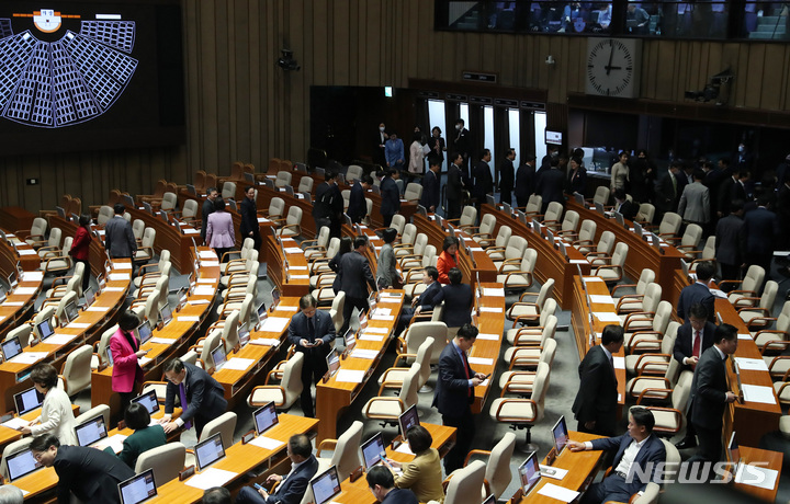 [서울=뉴시스] 이영환 기자 = 30일 오후 서울 여의도 국회 본회의장에서 열린 제404회 국회(임시회) 제2차 본회의에서 방송통신위원회 위원(최민희) 추천안 표결이 진행되자 국민의힘 의원들이 본회의장을 나서고 있다. 2023.03.30. 20hwan@newsis.com