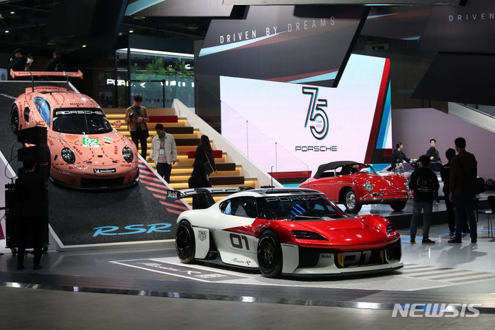 [고양=뉴시스] 김선웅 기자 = 30일 경기 고양시 킨텍스에서 열린 2023 서울모빌리티쇼 미디어데이 행사에서 포르쉐 부스에 각종 차량들이 전시돼있다. 2023.03.30. mangusta@newsis.com