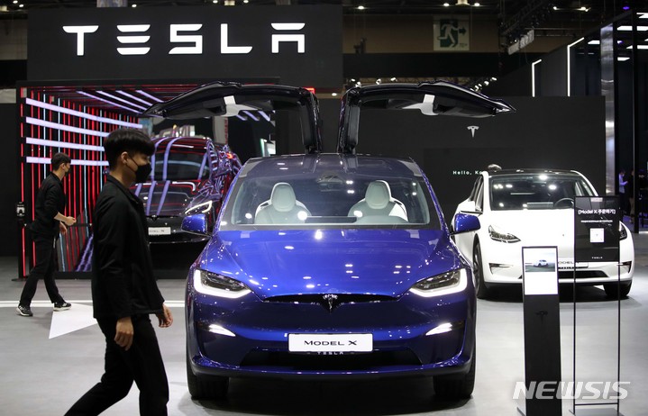 [고양=뉴시스] 김선웅 기자 = 30일 경기 고양시 킨텍스에서 열린 2023 서울모빌리티쇼 미디어데이 행사에서 테슬라 부스에 모델X 등 각종 차량이 전시돼있다. 2023.03.30. mangusta@newsis.com