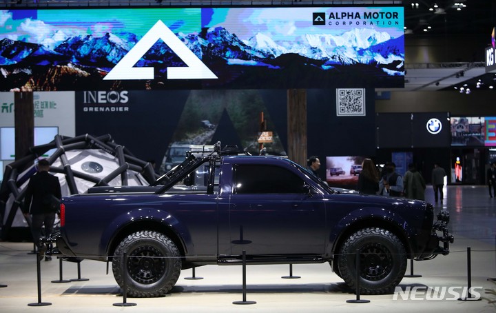 [고양=뉴시스] 김선웅 기자 = 30일 경기 고양시 킨텍스에서 열린 2023 서울모빌리티쇼 미디어데이 행사에서 미국 전기차 스타트업 알파모터의 울프가 공개되고 있다. 2023.03.30. mangusta@newsis.com
