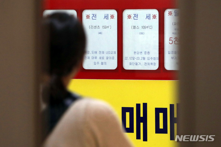 [서울=뉴시스] 30일 서울 시내 부동산에 걸린 전세 안내문. 2023.03.30. photocdj@newsis.com