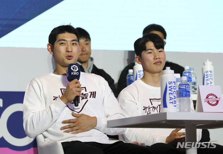 [서울=뉴시스] 김금보 기자 = 키움 히어로즈 이정후와 김혜성이 지난 2023년 3월30일 오후 서울 용산구 그랜드하얏트서울에서 열린 '2023 KBO 미디어데이'에서 각오를 말하고 있다. 2023.03.30. kgb@newsis.com