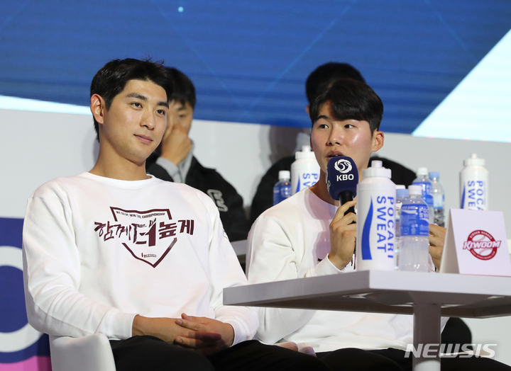 [서울=뉴시스] 김금보 기자 = 키움 히어로즈 이정후와 김혜성이 30일 오후 서울 용산구 그랜드하얏트서울에서 열린 '2023 KBO 미디어데이'에서 각오를 말하고 있다. 2023.03.30. kgb@newsis.com