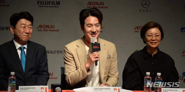 [전주=뉴시스] 김얼 기자 = 정준호 전주국제영화제 집행위원장이 30일 전북 전주시 전주디지털독립영화관에서 열린 '제24회 전주국제영화제 상영작 발표 기자회견'에서 인사말을 하고 있다. 2023.03.30. pmkeul@nwsis.com