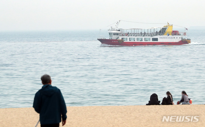 [부산=뉴시스] 하경민 기자 = 포근한 봄날씨가 이어진 30일 부산 해운대구 해운대해수욕장을 찾은 관광객들이 나들이를 즐기고 있다. 2023.03.30. yulnetphoto@newsis.com