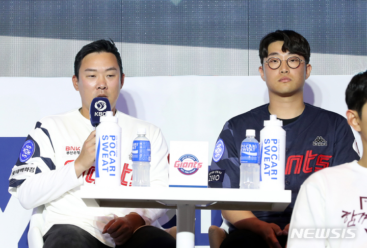 [서울=뉴시스] 김금보 기자 = SSG 랜더스 박종훈과 한유섬이 30일 오후 서울 용산구 그랜드하얏트서울에서 열린 '2023 KBO 미디어데이'에서 각오를 말하고 있다. 2023.03.30. kgb@newsis.com