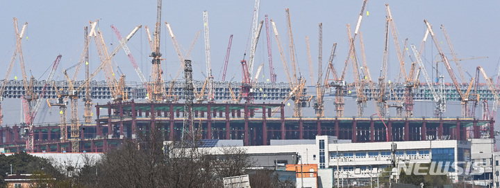 [평택=뉴시스] 김종택 기자 = 사진은 공사가 진행중인 경기도 평택시 삼성전자 평택캠퍼스 모습. 2023.03.30. jtk@newsis.com