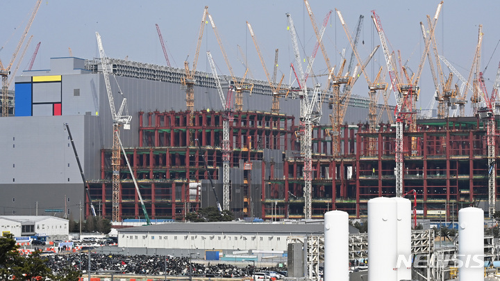 [평택=뉴시스] 김종택 기자 = 국내 반도체 산업 육성을 위한 'K칩스법'(조세특례제한법 개정안)이 30일 국회 본회의를 통과했다. K칩스법은 반도체 투자에 대한 세액 공제율을 대기업은 현행 8%에서 15%로, 중소기업은 16%에서 25%로 확대하는 내용이 담겼다. 사진은 이날 공사가 진행중인 경기도 평택시 삼성전자 평택캠퍼스 모습. 2023.03.30. jtk@newsis.com