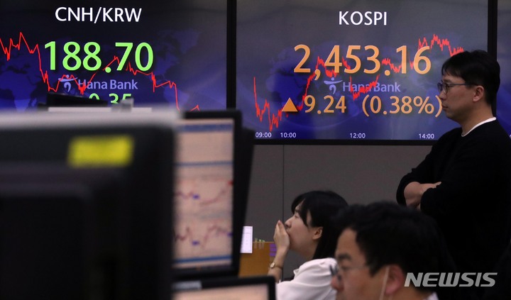 [서울=뉴시스] 조성봉 기자 = 코스피가 전 거래일보다 9.24포인트(0.38%) 오른 2453.16에 장을 마감한 30일 오후 서울 중구 하나은행 딜링룸에서 딜러들이 업무를 보고 있다.이날 코스닥 지수는 전 거래일보다 6.54포인트(0.77%) 상승한 850.48에,원·달러 환율은 전 거래일(1302.7원)보다 3.7원 내린 1299.0원에 마감했다. 2023.03.2. suncho21@newsis.com