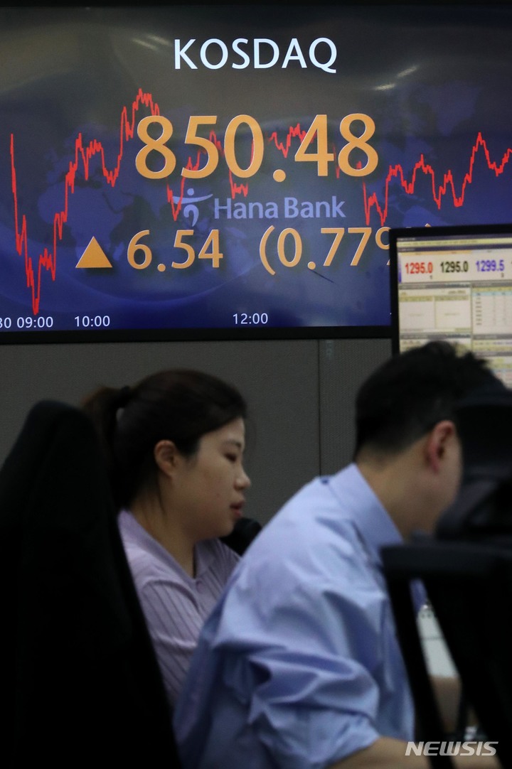 [서울=뉴시스] 조성봉 기자 = 코스닥 지수가 전 거래일보다 6.54포인트(0.77%) 상승한 850.48에 장을 마감한 30일 오후 서울 중구 하나은행 딜링룸에서 딜러들이 업무를 보고 있다. 2023.03.30. suncho21@newsis.com