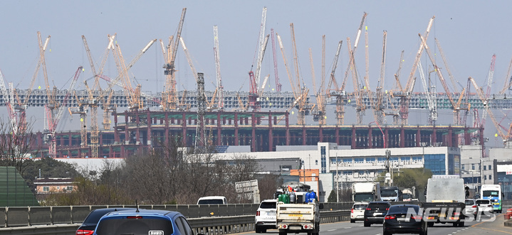 [평택=뉴시스] 김종택 기자 = 공사가 진행중인 경기도 평택시 삼성전자 평택캠퍼스 모습. 2023.03.30. jtk@newsis.com