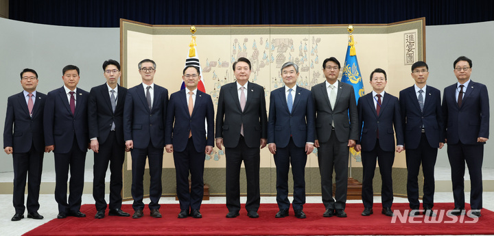 [서울=뉴시스] 홍효식 기자 = 윤석열 대통령이 30일 오후 서울 용산 대통령실 청사에서 조태용 신임 국가안보실장에게 임명장을 수여한 뒤 국가안보실 직원 등과 기념촬영하고 있다. (대통령실통신사진기자단) 2023.03.30. yesphoto@newsis.com