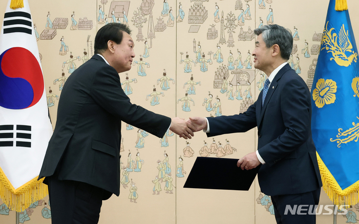 [서울=뉴시스] 홍효식 기자 = 윤석열 대통령이 30일 오후 서울 용산 대통령실 청사에서 조태용 신임 국가안보실장에게 임명장을 수여한 뒤 악수하고 있다. (대통령실통신사진기자단) 2023.03.30. yesphoto@newsis.com