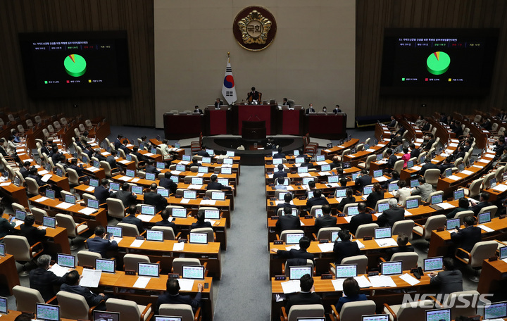 [서울=뉴시스] 이영환 기자 = 30일 오후 서울 여의도 국회 본회의장에서 열린 제404회 국회(임시회) 제2차 본회의에서 가덕도신공항 건설을 위한 특별법 일부개정법률안(대안)이 재적 299인, 재석 195인, 찬성 178인, 반대 7인, 기권 10인으로 가결되고 있다. 2023.03.30. 20hwan@newsis.com