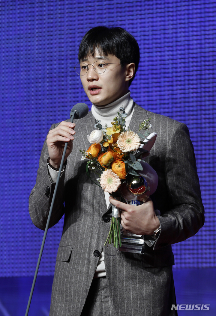 [서울=뉴시스] 고승민 기자 = 30일 서울 강남구의 한 호텔에서 열린 2022-2023 프로농구 시상식에서 인기상을 받은 전주KCC 허웅이 소감을 밝히고 있다. 2023.03.30. kkssmm99@newsis.com