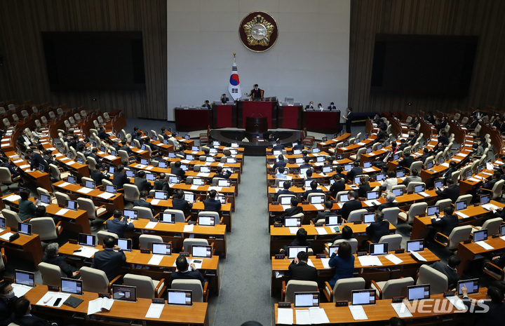 [서울=뉴시스] 이영환 기자 = 김영주 국회 전원위원장이 지난달 30일 오후 서울 여의도 국회 본회의장에서 열린 제404회 국회(임시회) 제1차 국회의원 선거제도 개선에 관한 결의안 심사를 위한 전원위원회 개회를 선언하고 있다. 2023.03.30. 20hwan@newsis.com