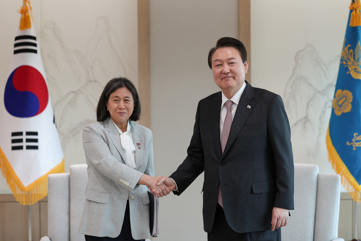 [서울=뉴시스] 윤석열 대통령이 30일 오후 서울 용산 대통령실 청사에서 캐서린 타이 미국 무역대표부 대표를 접견하고 있다. (사진=대통령실 제공) 2023.03.30. photo@newsis.com *재판매 및 DB 금지