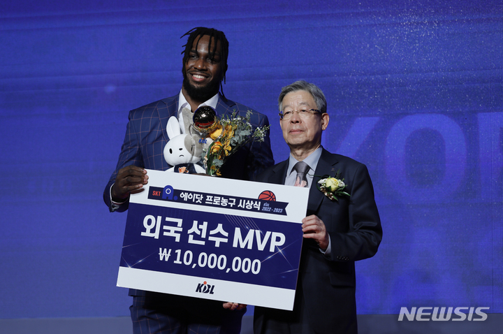 [서울=뉴시스] 고승민 기자 = 30일 서울 강남구의 한 호텔에서 열린 2022-2023 프로농구 시상식에서 서울SK 자밀 워니가 김희옥 KBL 총재에게 외국선수 MVP 상을 수상한 뒤 기념촬영하고 있다. 2023.03.30. kkssmm99@newsis.com