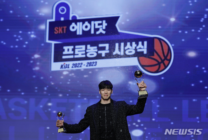 [서울=뉴시스] 고승민 기자 = 30일 서울 강남구의 한 호텔에서 열린 2022-2023 프로농구 시상식에서 국내선수 MVP상을 수상한 서울SK 김선형이 기념촬영하고 있다. 2023.03.30. kkssmm99@newsis.com