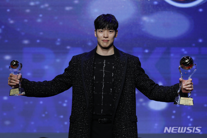 [서울=뉴시스] 고승민 기자 = 30일 서울 강남구의 한 호텔에서 열린 2022-2023 프로농구 시상식에서 국내선수 MVP상을 수상한 서울SK 김선형이 기념촬영하고 있다. 2023.03.30. kkssmm99@newsis.com