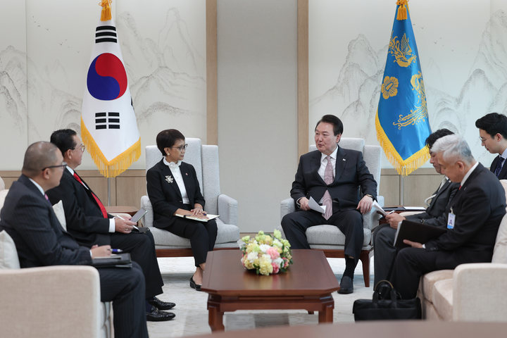[서울=뉴시스] 윤석열 대통령이 30일 서울 용산 대통령실 청사에서 레트노 마르수디 인도네시아 외교부 장관을 접견하고 있다. 2023.03.30. (사진=대통령실 제공) photo@newsis.com *재판매 및 DB 금지
