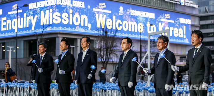 [서울=뉴시스] 정병혁 기자 = 한덕수 국무총리와 참석자들이 30일 오후 서울 종로구 광화문광장에서 열린 2030 부산세계박람회(EXPO) 유치 기원 점등식에서 점등 퍼포먼스를 하고 있다. 왼쪽 두번째부터 장성민 대통령실 미래전략기획관, 한 총리, 이창양 산업통상자원부 장관, 윤상직 부산엑스포 유치위원회 사무총장, 안병윤 부산시 행정부시장. 2023.03.30. jhope@newsis.com