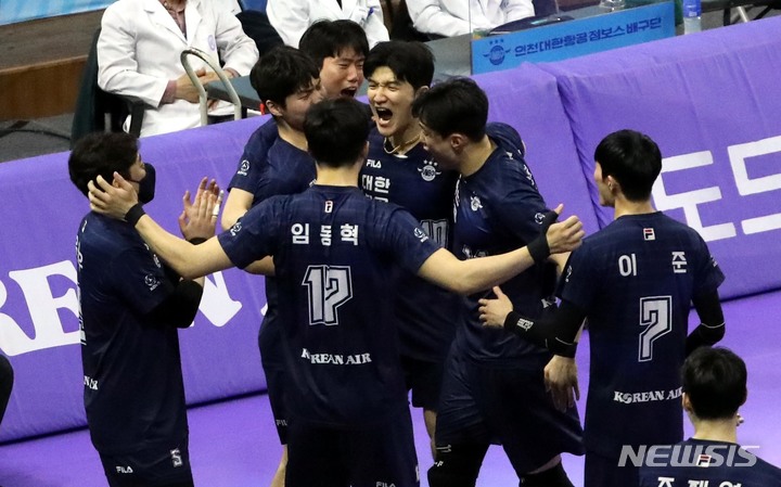 [인천=뉴시스] 조성봉 기자 = 28일 인천 계양체육관에서 열린 '2022-23시즌 도드람 V-리그' 남자부 챔피언 결정전 1차전 대한항공과 현대캐피탈의 경기에서 대한항공 정지석이 득점 후 환호하고 있다. 2023.03.30. suncho21@newsis.com