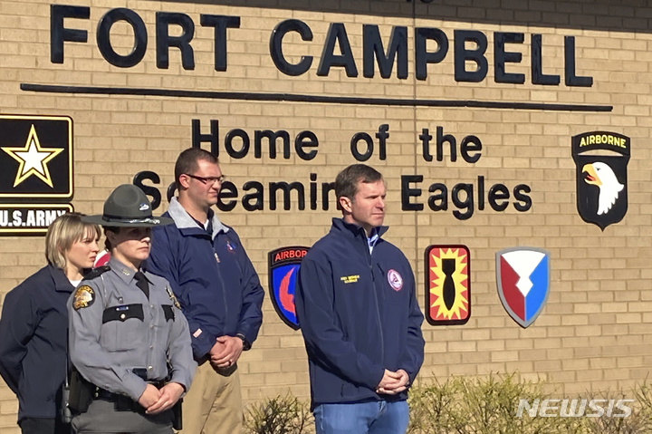 [트리그카운티=AP/뉴시스] 앤디 버시어 미 켄터키주지사가 30일(현지시간) 미 101공수사단 블랙호크 헬기 2대 추락 사고와 관련해 포트 캠벨에서 기자회견을 하고 있다. 전날 오후 10시께 발생한 사고로 헬기에 타고 있던 장병 9명 전원이 사망했다. 2023.03.31. 