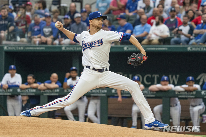 [알링턴=AP/뉴시스] 메이저리그(MLB) 텍사스 레인저스의 제이콥 디그롬. 2023.03.30