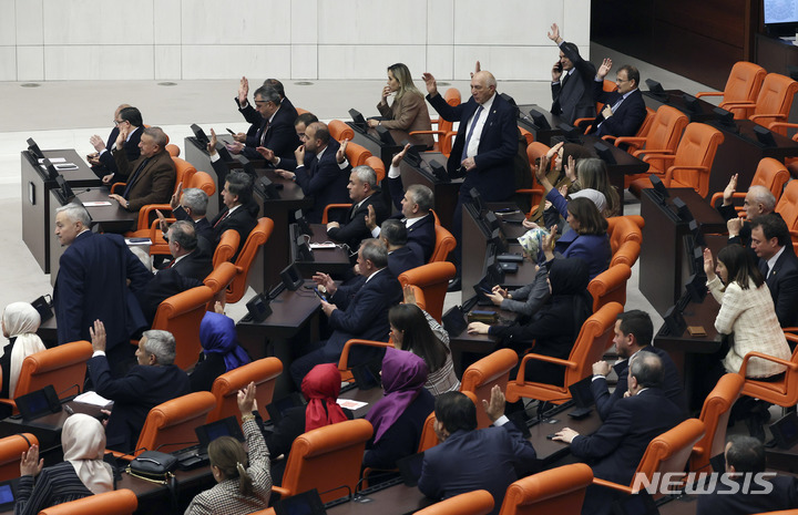 [앙카라( 튀르키예)=AP/뉴시스]헝가리의 나토 가입안을 비준하는 튀르키예 국회에서 3월 30일 의원들이 찬성안에 거수하고 있다. 이날 핀란드의 가입 비준안은 276명의 의원들의 만장일치로 통과되었다. 