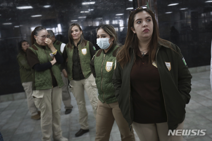 [치우다드 후아레스( 멕시코)=AP/뉴시스]이 3월 27일 발새한 치우다드 후아레스 이민수용소 화재와 관련해 동료 경비원들이 구속된 데 항의하기 위해 3월 30일 멕시코와 미국 국경을 잇는 교량위에서 항의시위를 하고 있다.  